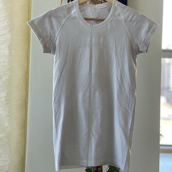 Lululemon Swiftly Tech Short Sleeve Shirt - Size Small - Picture 3 of 5